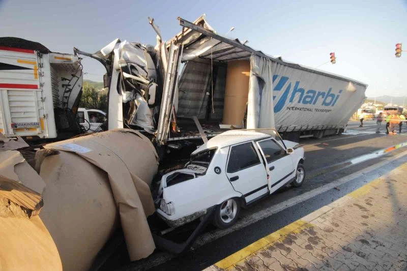 Zincirleme kazada tonlarca ağırlıktaki kağıt rulolarının üzerine düştüğü otomobil, kağıt gibi ezildi
