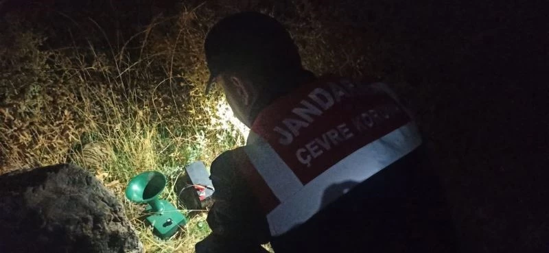 Aksaray jandarması kaçak avcıların akülü ses tuzağını bozdu
