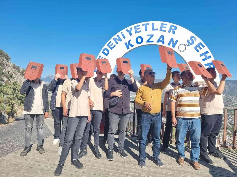 Kaynak maskesiyle güneş tutulmasını izlediler
