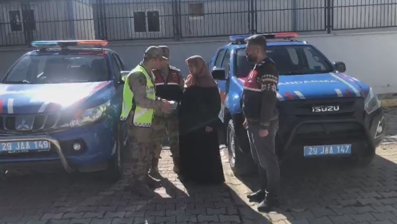 Jandarma 57 yaşındaki kadının çalınan parasını bularak kendisine teslim etti
