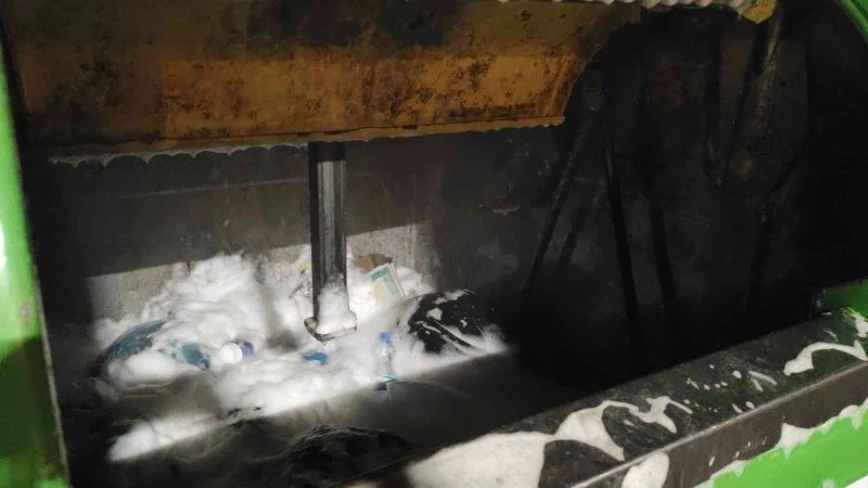 Çöp konteynerine atılan izmarit yangın çıkardı
