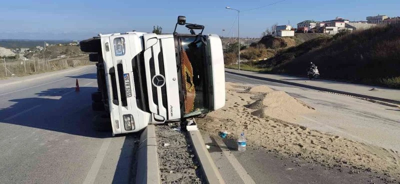 Sultangazi’de tuz yüklü tır yola devrildi: 1 yaralı
