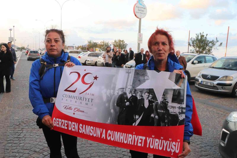 Kadınlardan 120 kilometrelik Cumhuriyet Yürüyüşü: Türk bayrağını Sinop’tan Samsun’a getirdiler
