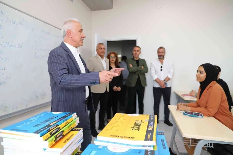 Başkan Gültak, üniversiteye hazırlanan öğrencilere kaynak kitaplar hediye etti
