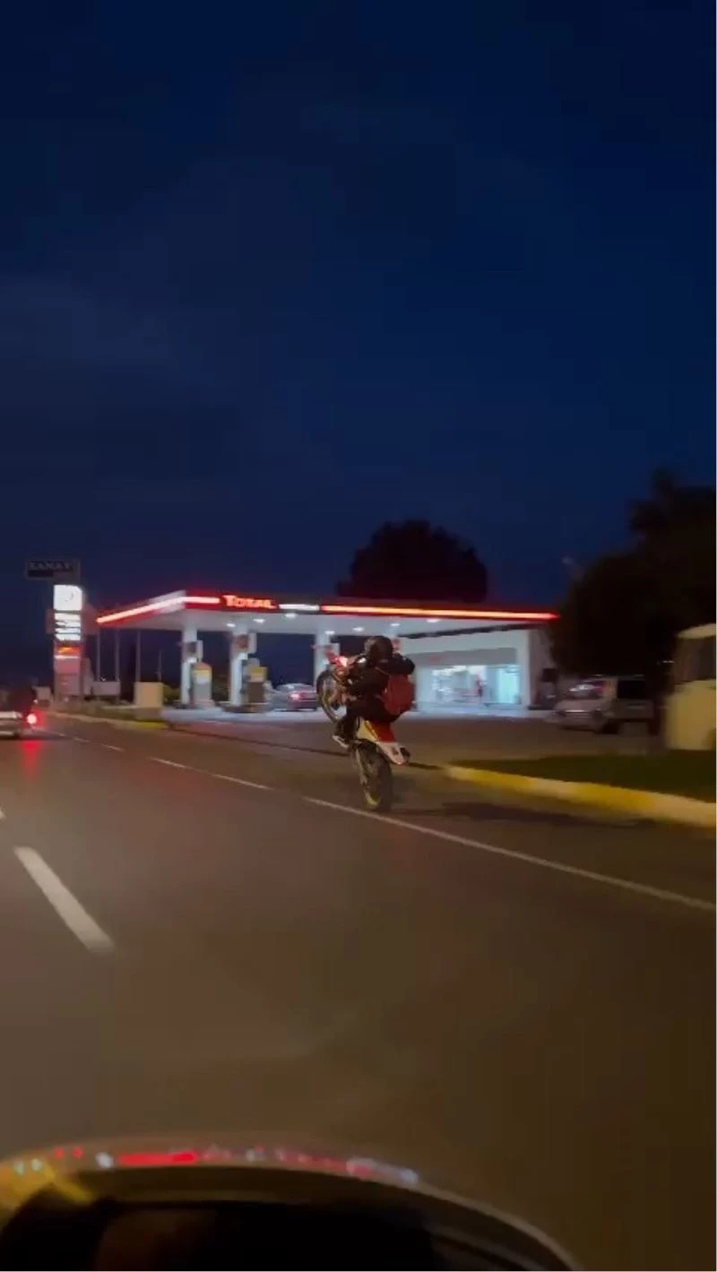 Tek teker giden motosiklet trafikte tehlike saçtı
