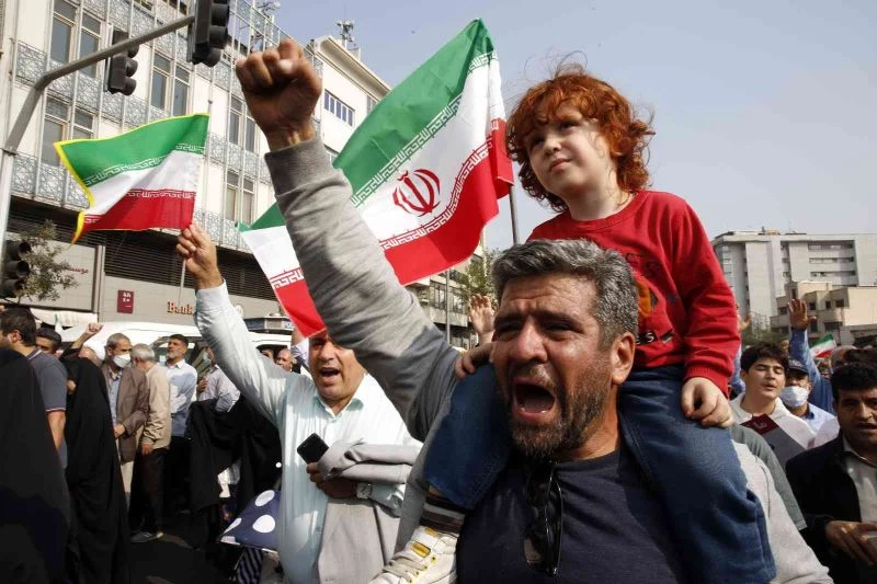 İran’da türbeye yönelik silahlı saldırı protesto edildi
