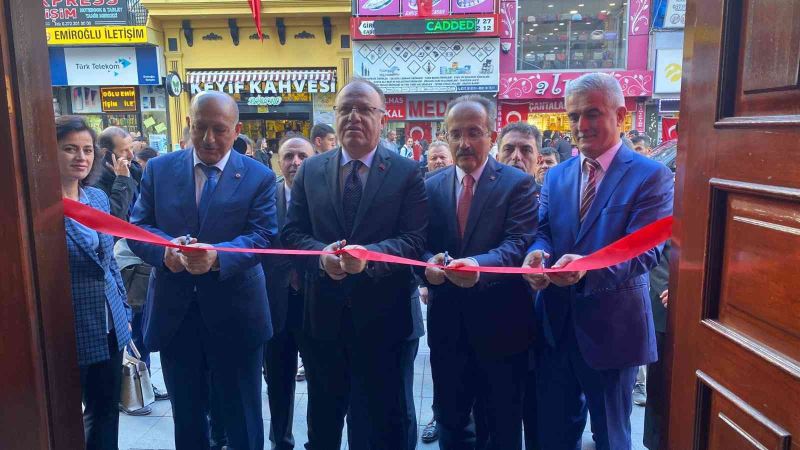 Zonguldak’ta Cumhuriyet Bayramı törenlerinde çelenkler sunuldu
