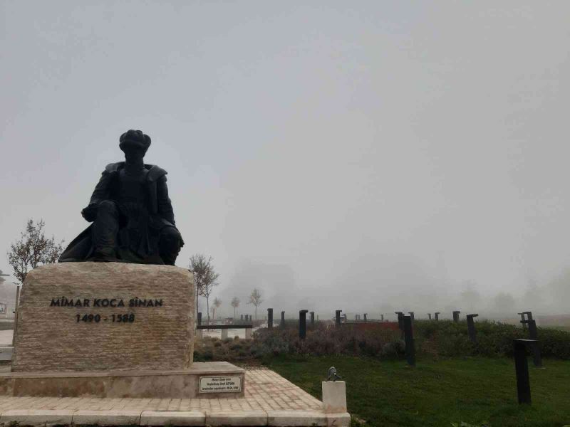 Edirne’de sis nedeniyle tarihi simgeler gözden kayboldu
