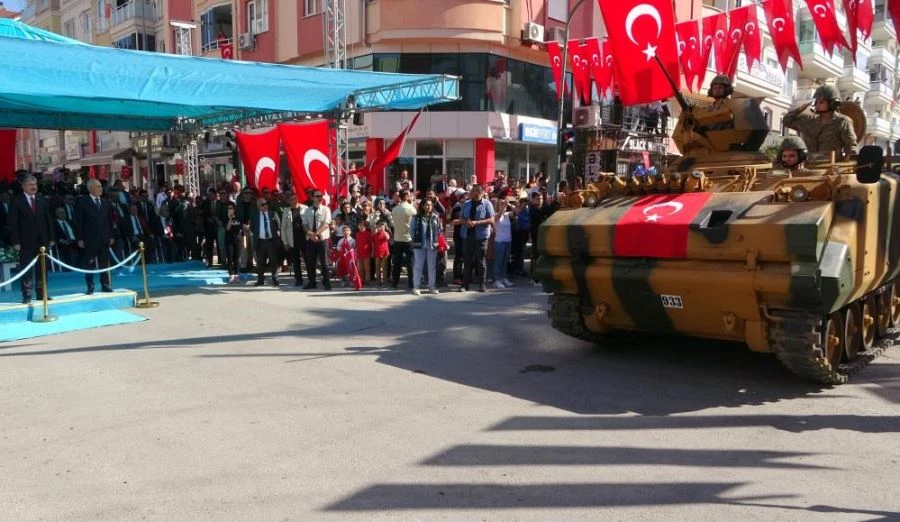 Cumhuriyet Bayramı kutlamalarında komandoların gösterisi nefes kesti