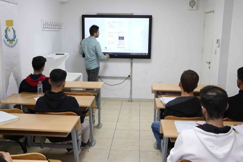 Üniversiteye hazırlık kursu ile gençler hayallerine kavuşuyor
