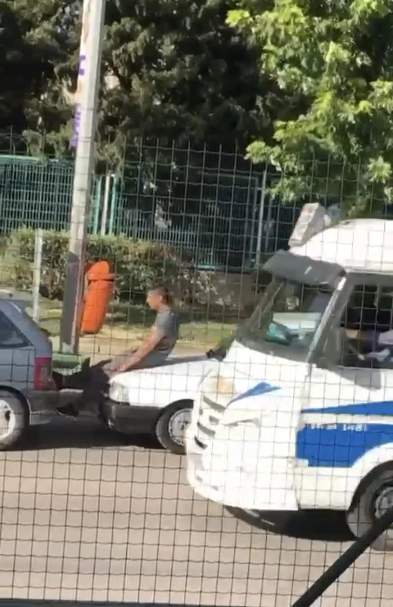 Bursa’da arıza yapan aracı ayaklarıyla iterek götürdüler
