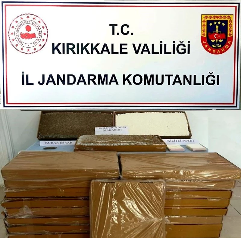 Jandarma ekiplerinden kaçmaya çalıştılar, araçlarından binlerce makaron çıktı
