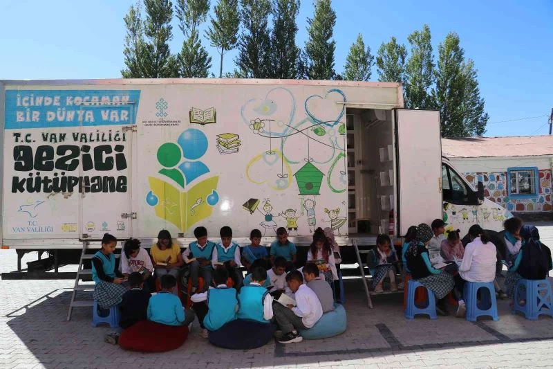 Gezici Kütüphaneyle öğrenciler kitaplarla buluşturuluyor
