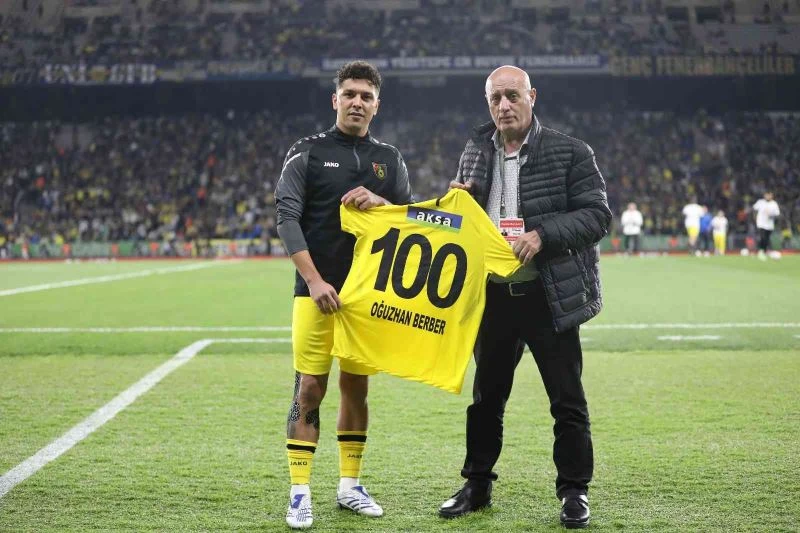 İstanbulspor ile 100. maçına çıkan Oğuzhan Berber’e plaket verildi
