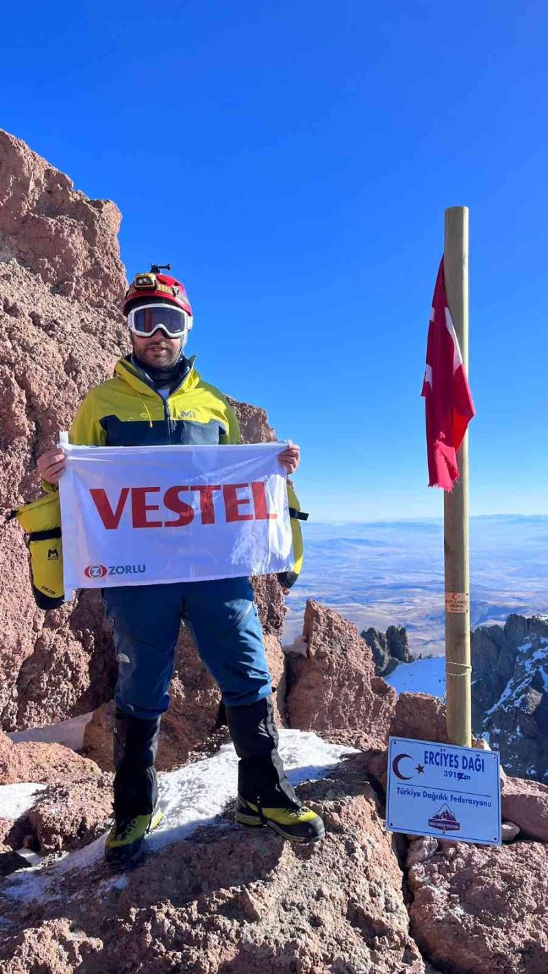 Vestel personelinden Erciyes Dağı’na ’Cumhuriyet’ tırmanışı
