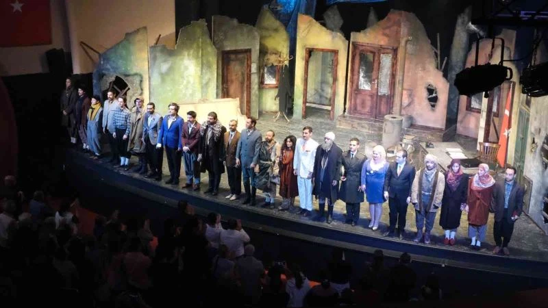 ’Buzlar Çözülmeden’ oyunu Adana’da sahnelendi
