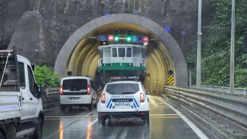 Tünel içindeki tekneyi görenler şaşkına döndü
