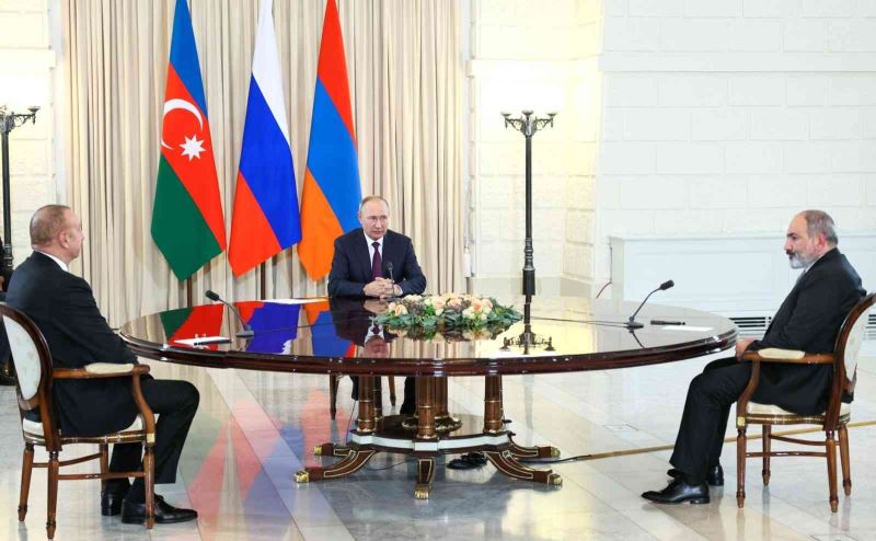 Putin, Aliyev ve Paşinyan arasındaki üçlü zirve Soçi’de başladı
