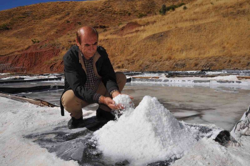 Pülümür’de geleneksel yöntemlerle çıkarılan kaya tuzu büyük rağbet görüyor
