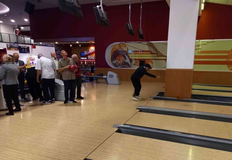 Huzurevi sakinleri bowlingle eğlendi
