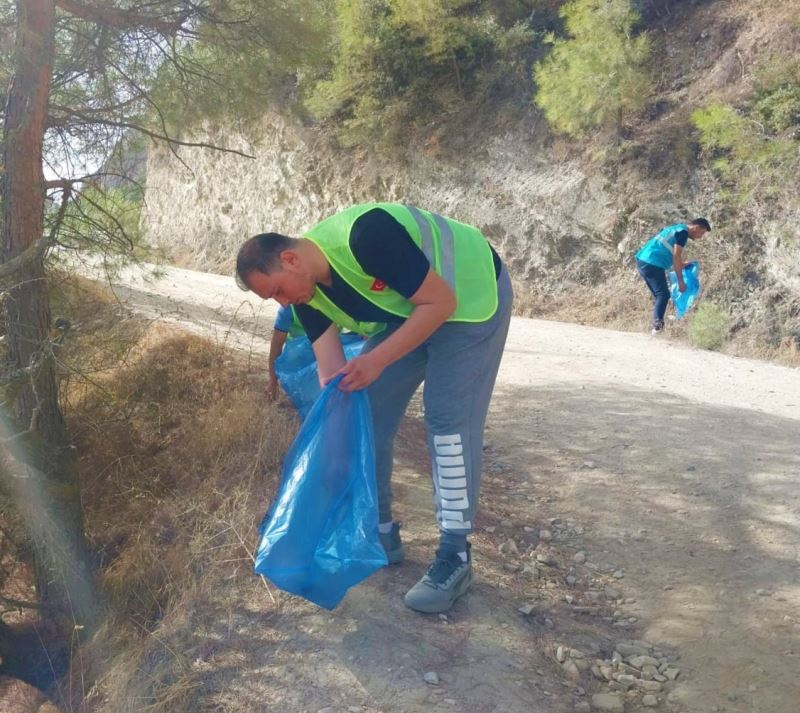 Duyarlı gençler doğaya bilinçsizce atılan çöpleri temizledi
