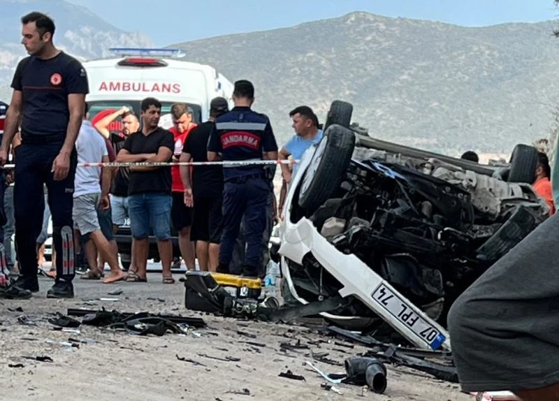 Antalya’da feci kaza: Dede ile 2 yaşındaki torunu öldü, 4 kişi yaralandı
