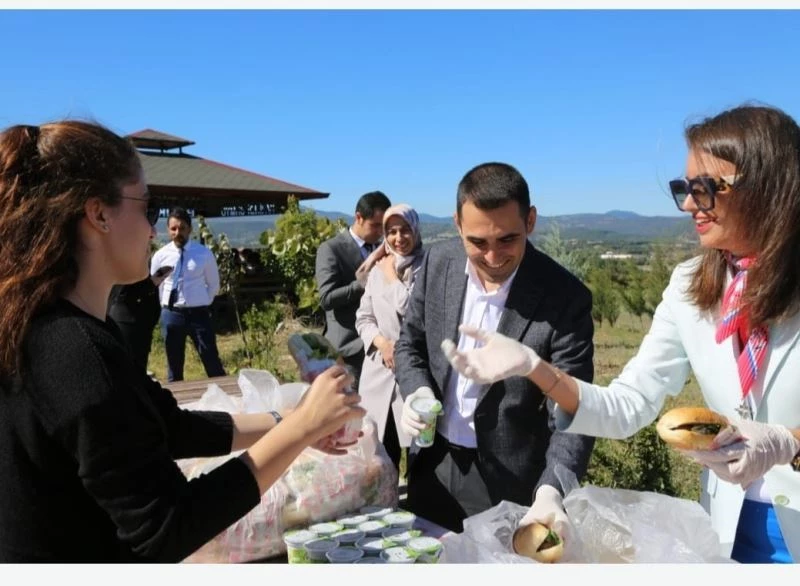 İvrindi MYO’ya kayıt olan öğrenciler köfte ile karşılandı
