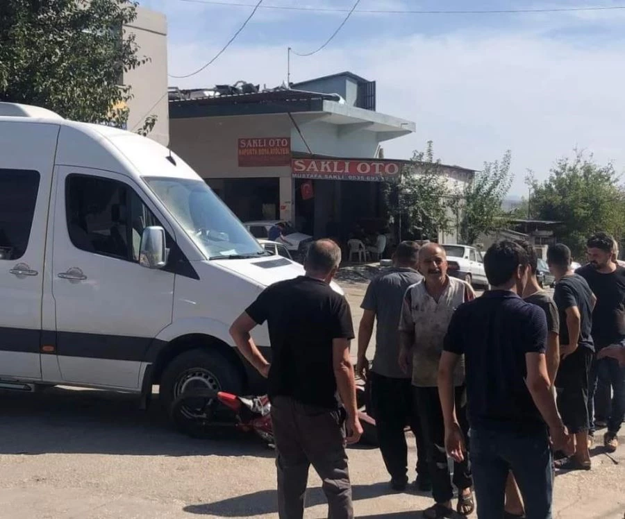 Minibüsün motosikletliye çarptığı an kamerada