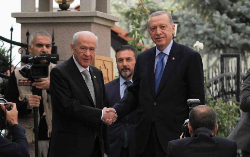 Cumhurbaşkanı Recep Tayyip Erdoğan’ın Milliyetçi Hareket Partisi (MHP) Genel Başkanı Devlet Bahçeli ile görüşmesi başladı.
