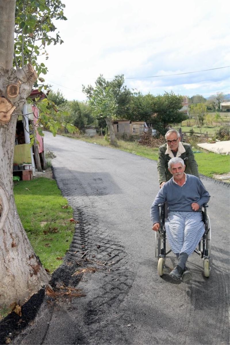 Sinop’ta engelli ailenin kapısına asfalt serildi
