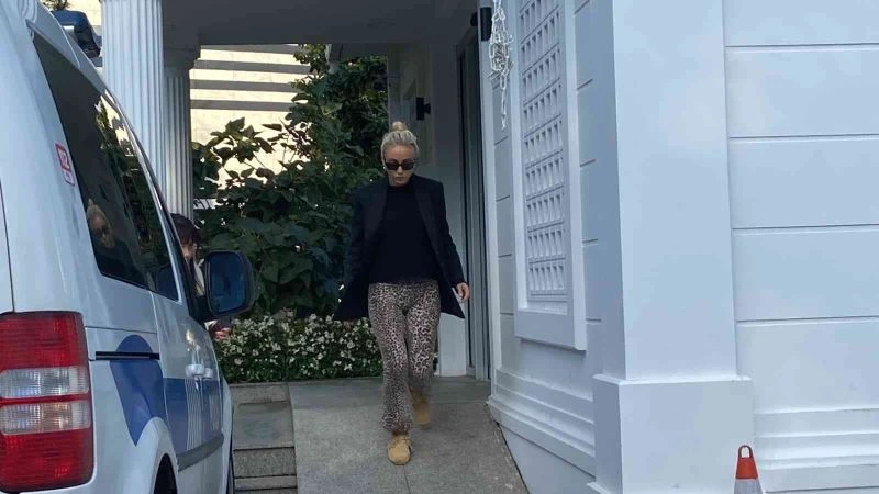 Şarkıcı Gülşen karakolda imza verdi
