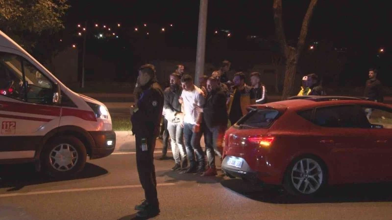 Trafikte kardeş kurşunu: Kardeşi tarafından otomobilin içerisinde vurulan şahıs yaralandı
