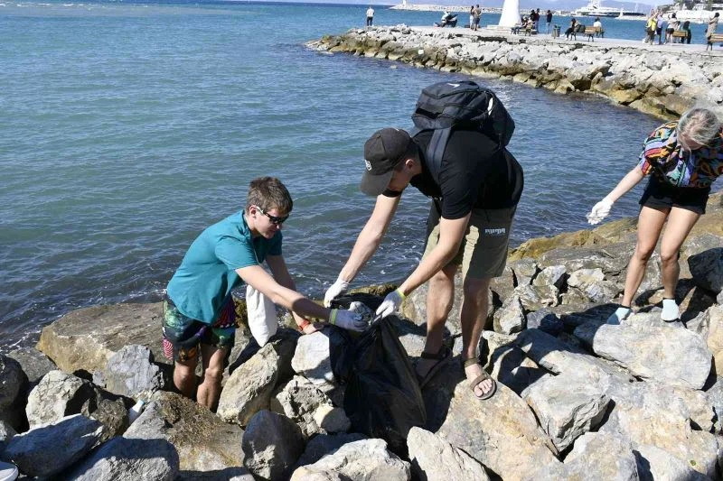 Avrupalı öğrencilerden Kuşadası’nda çevre temizliği
