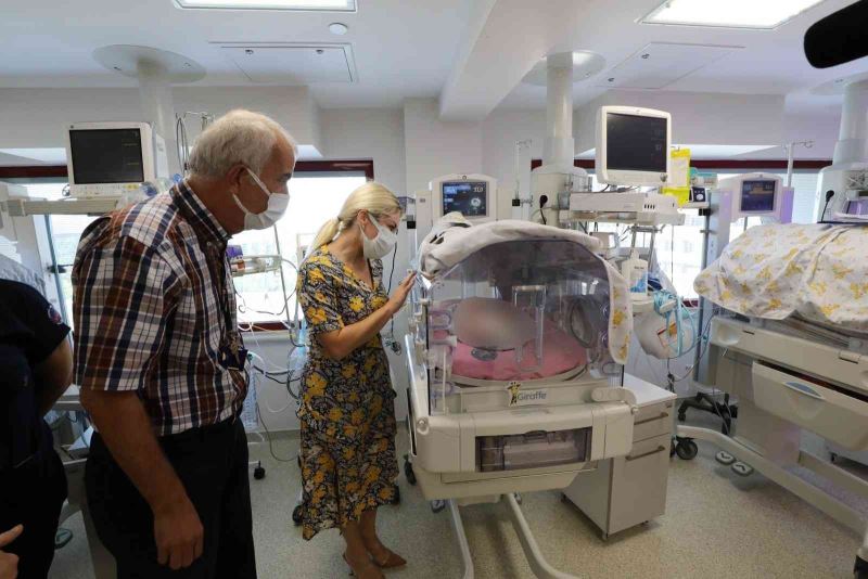 Rektör Özkan, Türkiye’nin ikinci rahim nakli hastası Havva Erdem’i ve bebeğini ziyaret etti
