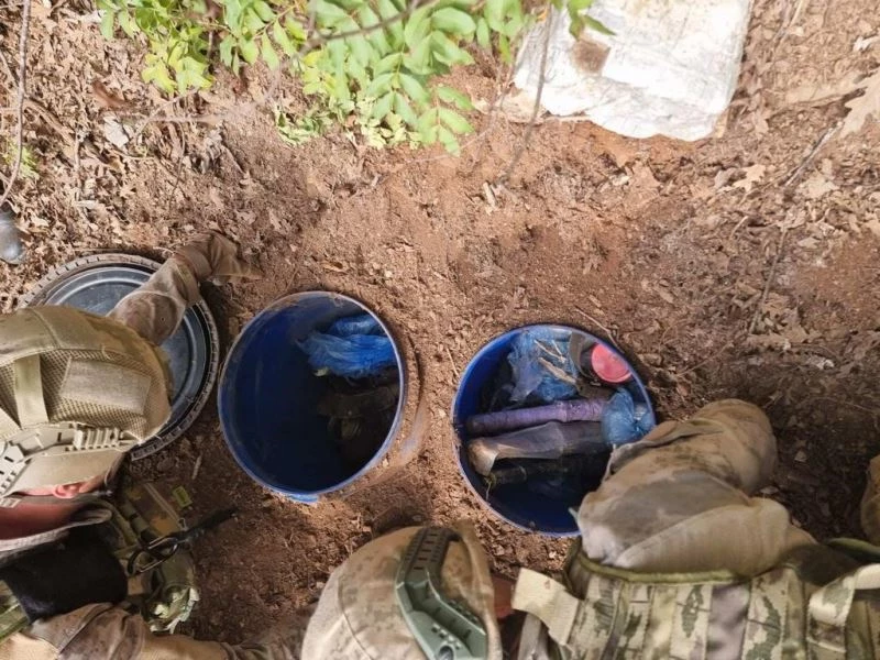 Amanoslar’da çok miktarda patlayıcı madde ve mühimmat ele geçirildi
