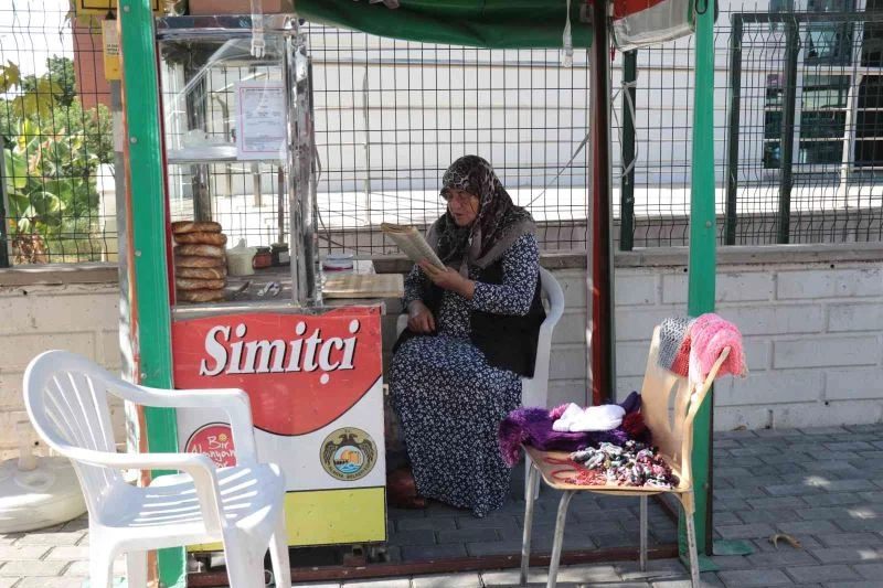 18 yıldır simit tezgahıyla hem cezaevindeki oğluna hem torunlarına bakıyor
