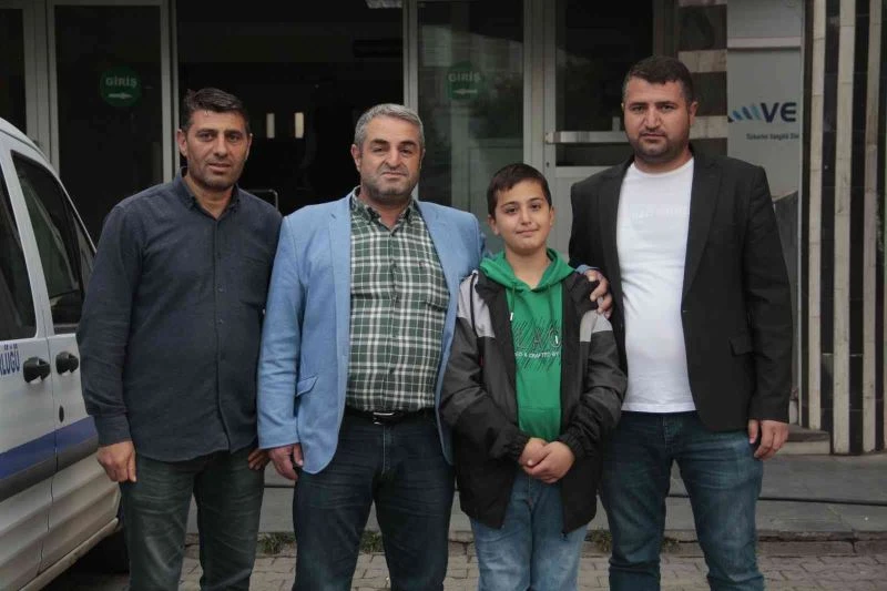 10 yaşındaki çocuk yerde bulduğu 50 bin TL’lik altını sahibine teslim etti
