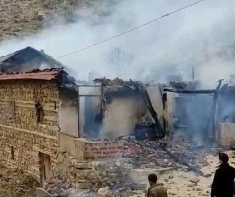 Müstakil ev ve ağıl yangında kül oldu
