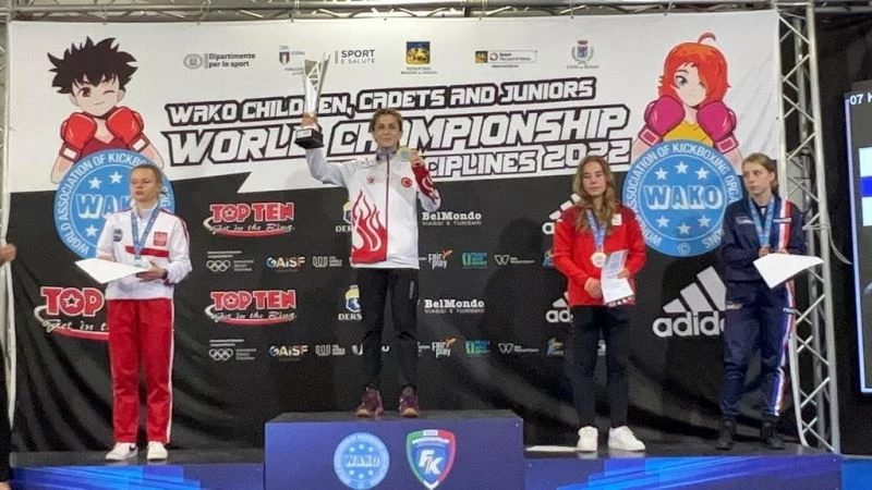 Milli sporcu Sudenur İtalya’da Türk Bayrağını dalgalandırdı
