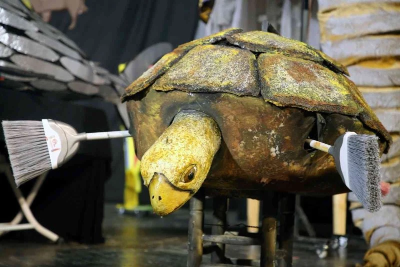 Dev kuklalar, çöp sorununu çocuğun gözünden anlatacak
