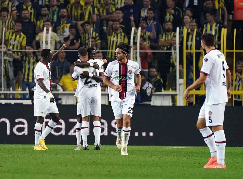 Spor Toto Süper Lig: Fenerbahçe: 2 - Fatih Karagümrük: 2 (İlk yarı)