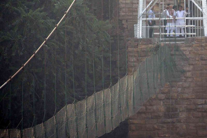 Hindistan Başbakanı Modi, köprü faciasının yaşandığı bölgeyi ziyaret etti
