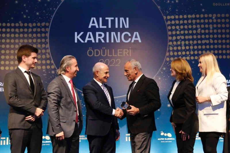 Küçükçekmece Belediye Başkanı Kemal Çebi’ye Altın Karınca’da anlamlı ödül
