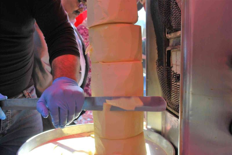 Döner çeşitlerine bir yenisi daha eklendi: Kaşar peyniri döneri
