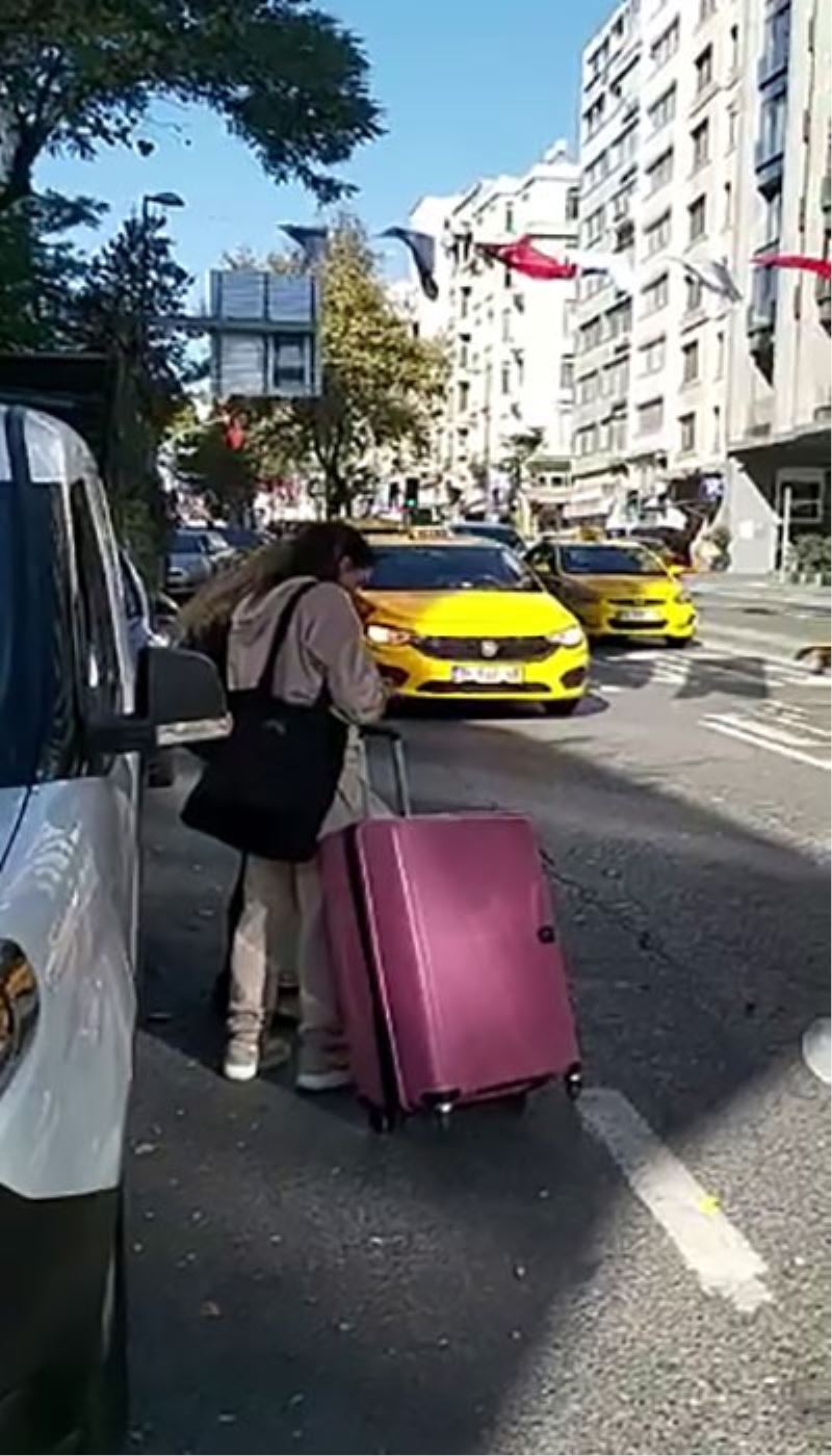 Şişli’de taksi çilesi: Bavullu 2 kadını hiçbir taksici almadı
