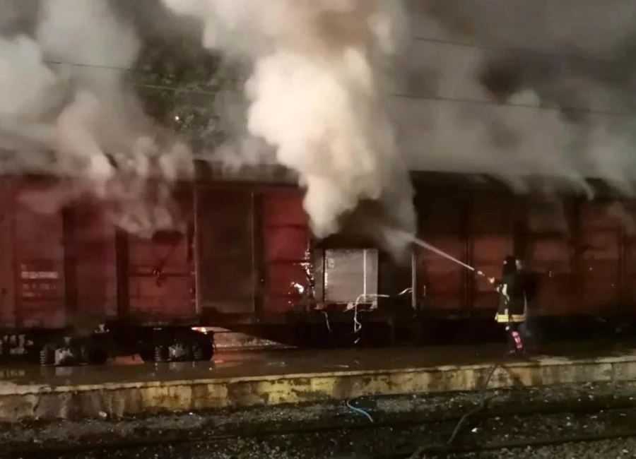 Osmaniye’de parke yüklü vagon yandı