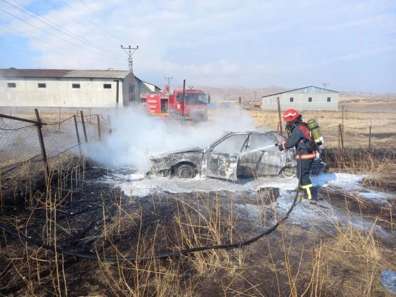 Kurumuş ot yangını otomobile sıçradı, araç küle döndü
