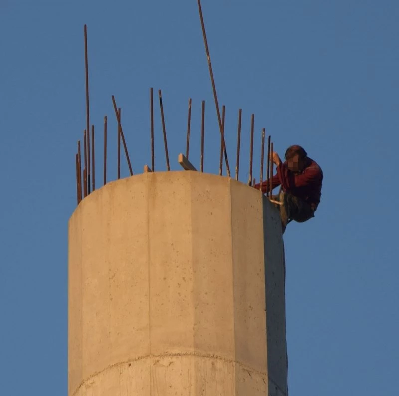 30 metrelik minaresinin tepesinde izleyenlere ecel teri döktürdü
