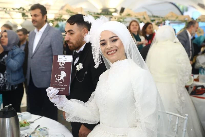 Bağcılar’da 15 çift toplu düğün şöleniyle dünya evine girdi
