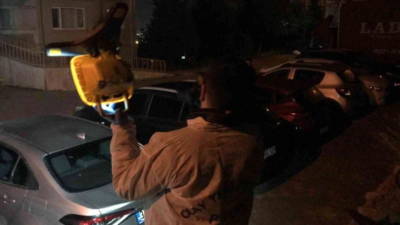 Oğlunun saldırısına uğradı, boğazını sıkarak hastanelik etti
